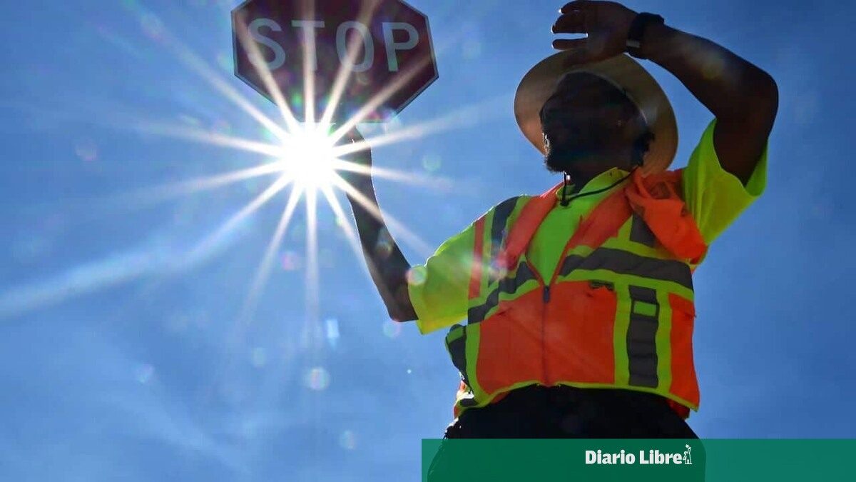 Termómetro y sol intenso sobre ciudad de la costa este de Estados Unidos durante ola de calor