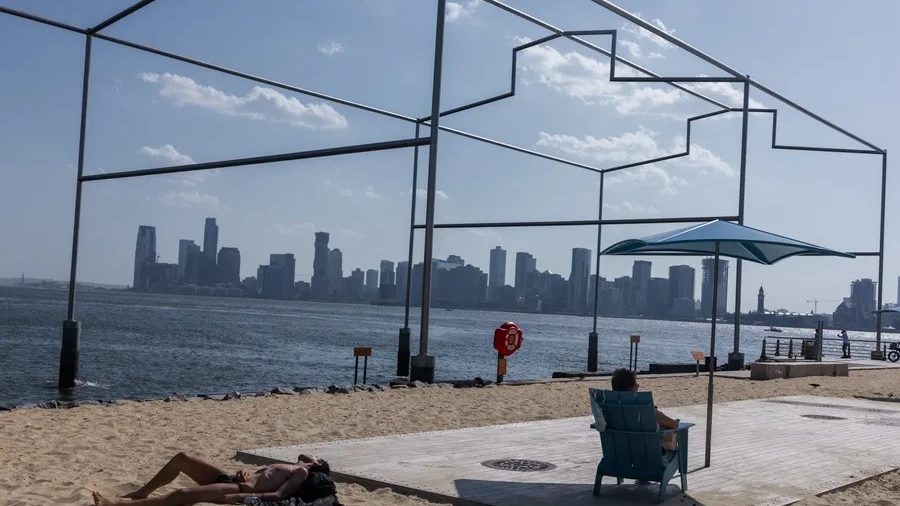 Termómetro bajo el sol en ciudad de Estados Unidos durante ola de calor extrema con temperaturas superiores a 40 grados