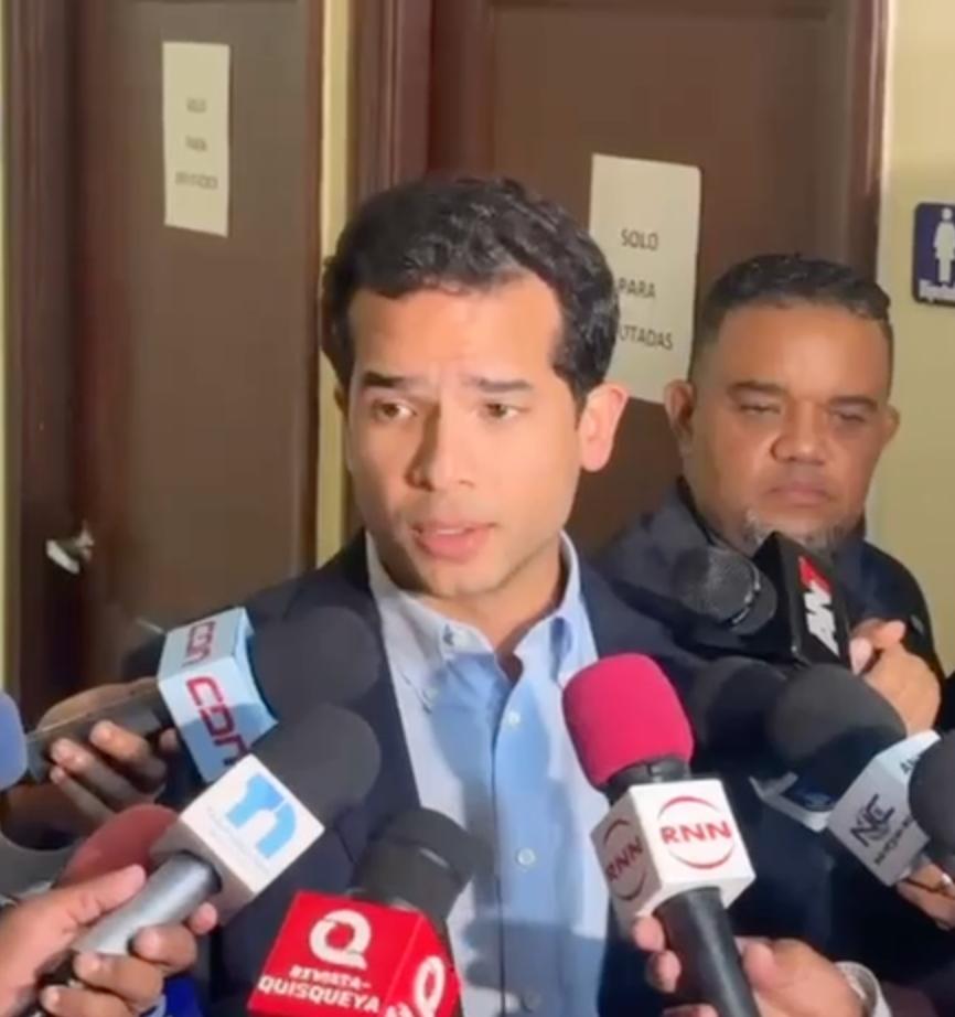 El senador Omar Fernández habla con la prensa antes de una sesión de trabajo sobre el Código Penal