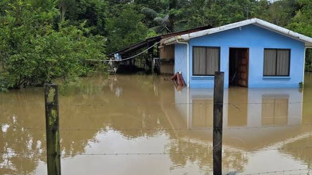 Casas inundadas en Costa Rica tras el paso de la onda tropical 47 en septiembre de 2026