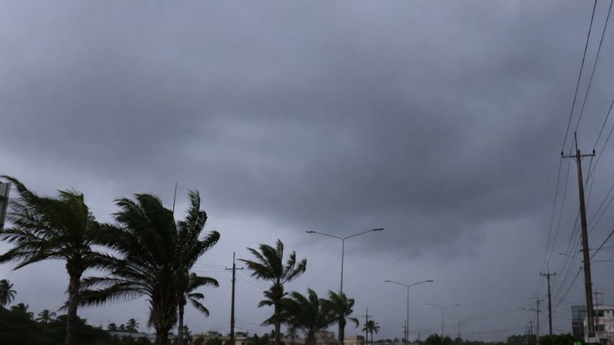Nubes oscuras sobre el Gran Santo Domingo con lluvia intensa por onda tropical remanente de la tormenta Dolly