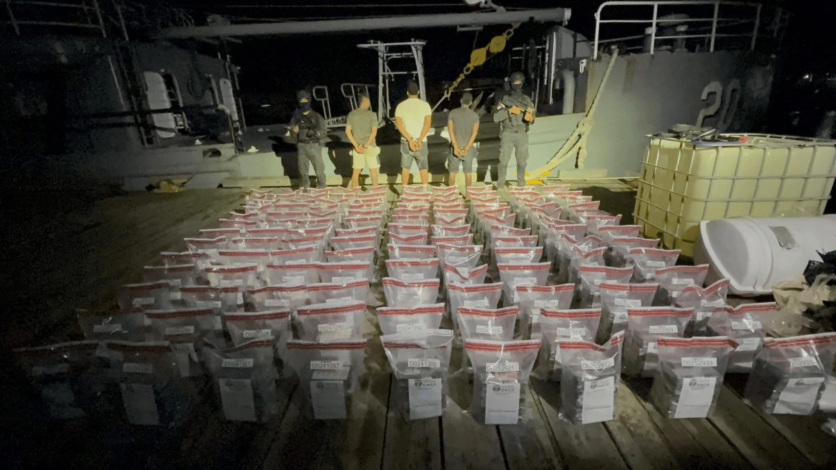 Autoridades dominicanas junto a paquetes de presunta cocaína incautados frente a las costas de Baní, provincia Peravia