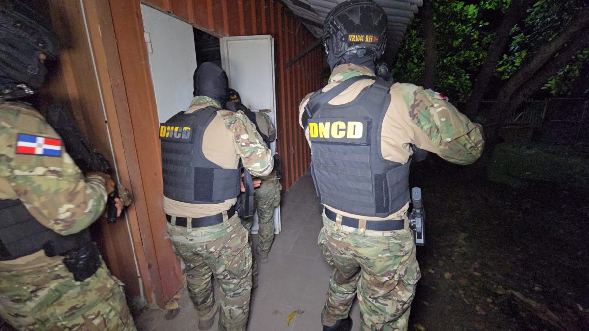 Agentes del DNCD y fiscales del Ministerio Público durante los allanamientos de la Operación LM2 en República Dominicana