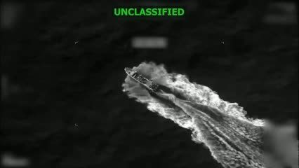 Lancha rápida en el mar Caribe explotando tras ataque de fuerzas militares de Estados Unidos