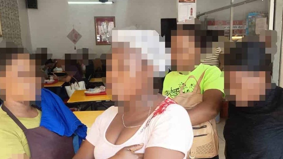 Agentes de la Dirección General de Migración durante operativo en establecimientos de comida del Gran Santo Domingo