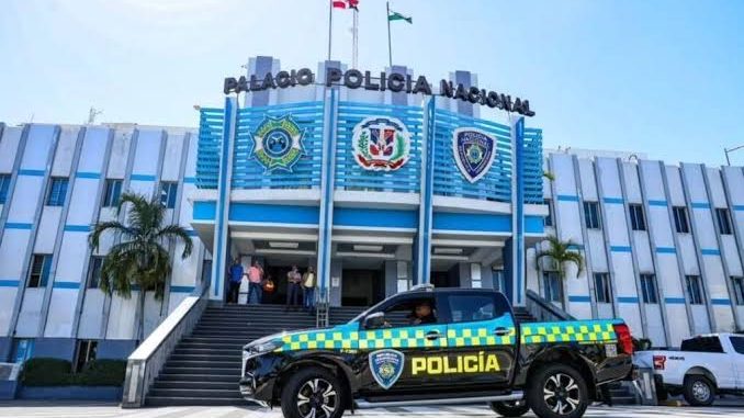 Agentes del Dicrim en un operativo nocturno en la provincia Bahoruco, República Dominicana