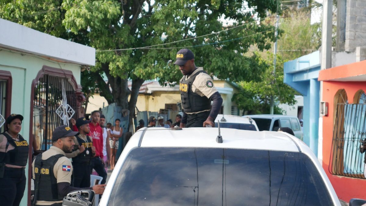 Agentes de la DNCD durante un operativo antidroga en Boca Chica, República Dominicana