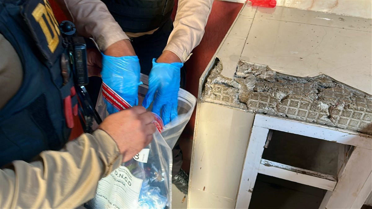 Agentes de la DNCD y Policía Nacional muestran sustancias controladas y evidencias confiscadas en operativo en el Gran Santo Domingo