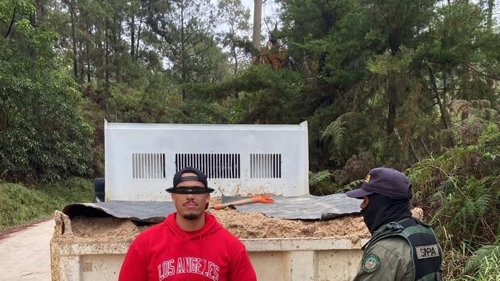 Agentes del SENPA durante operativo ambiental en provincia dominicana con camión retenido al fondo