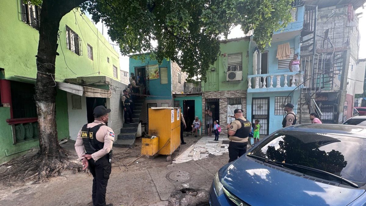 Agentes del DNCD junto a sustancias controladas y evidencias incautadas durante operativos en el Distrito Nacional