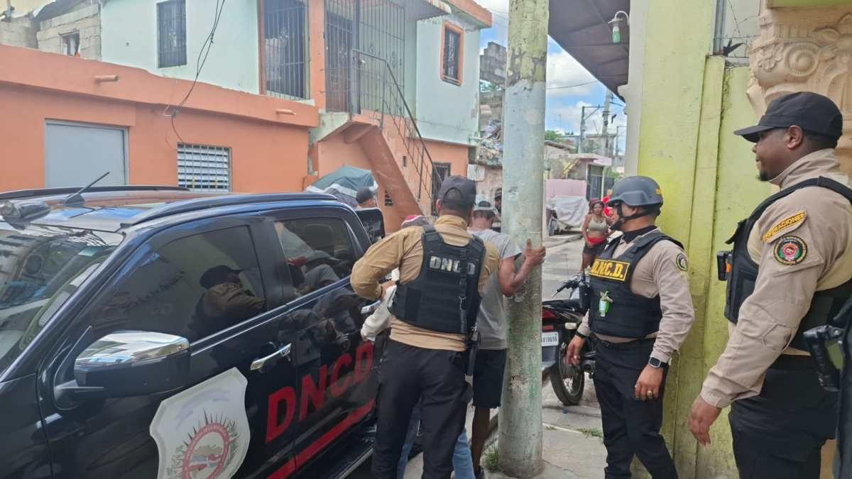 Agentes de la DNCD durante operativo contra el microtráfico en la provincia de San Cristóbal