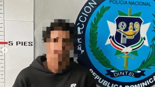 Agentes de la Policía Nacional durante un operativo de allanamiento en provincia dominicana con armas ocupadas sobre una mesa