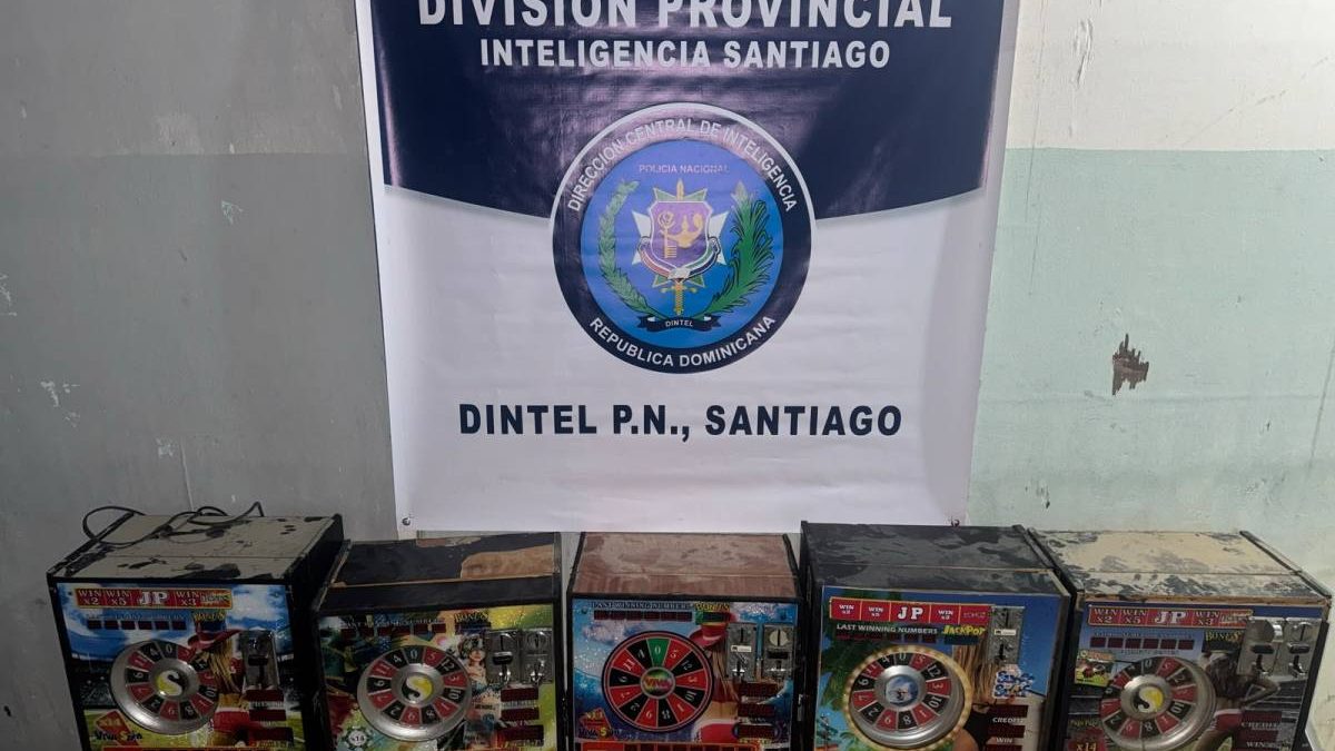 Agentes de la Policía Nacional junto a armas, drogas y máquinas tragamonedas confiscadas en operativos en Santiago