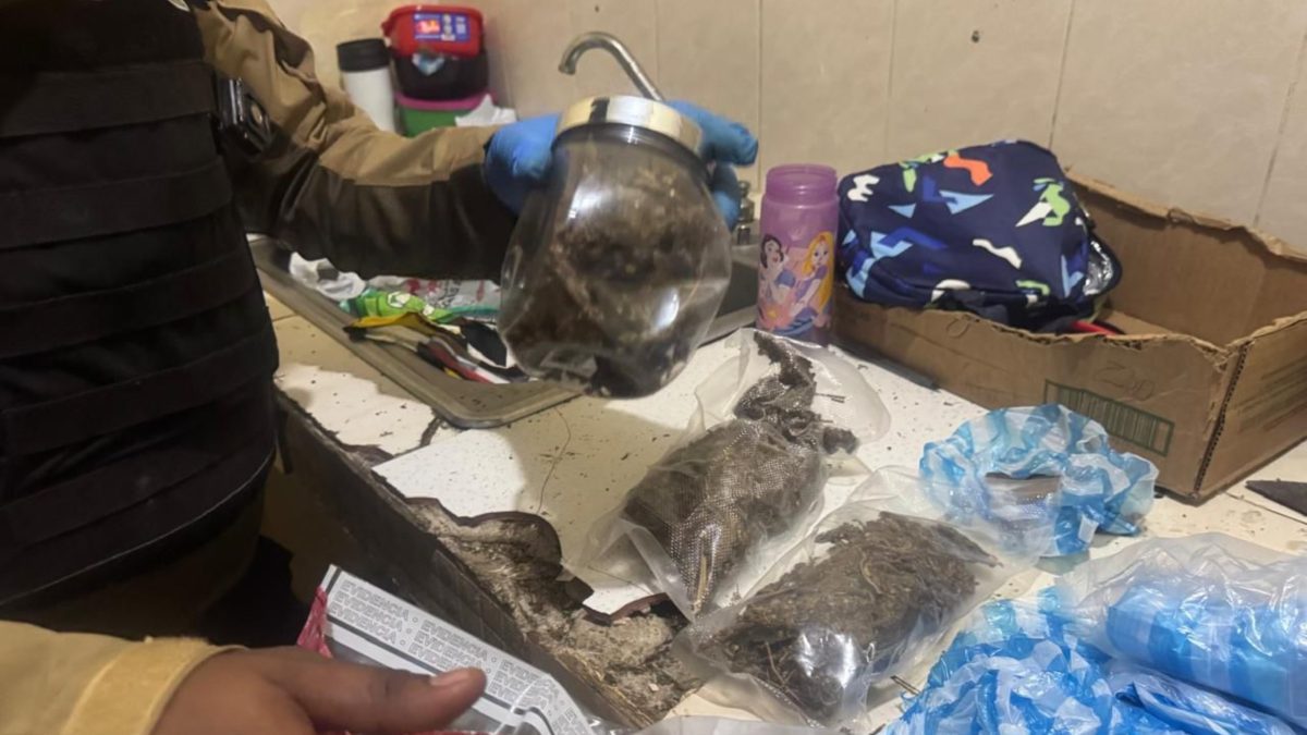 Agentes de la DNCD durante operativo de incautación de sustancias controladas en Santo Domingo Norte