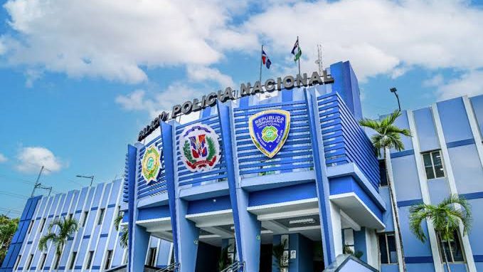 Agentes de la Policía Nacional dominicana durante operativo de arresto en zona urbana