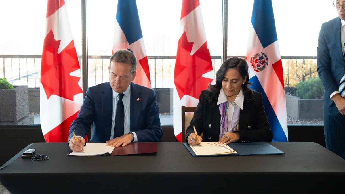 Canciller dominicano Víctor Bisonó y su homólogo canadiense en firma de acuerdo bilateral de cooperación