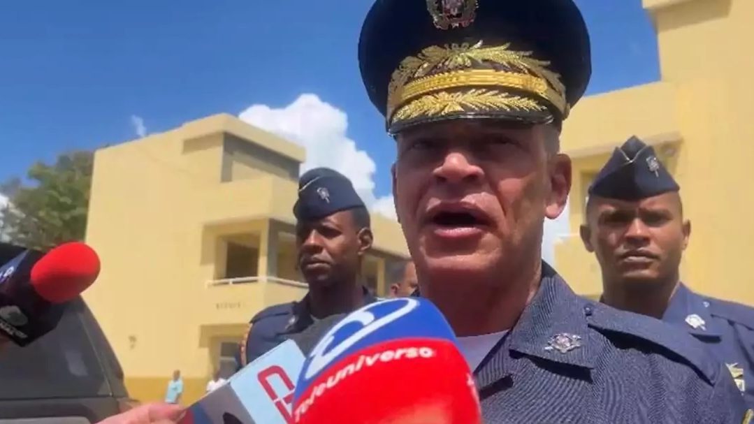 Director de la Policía Nacional Ernesto Rodríguez García en conferencia de prensa llamando a entregarse a personas con órdenes de arresto