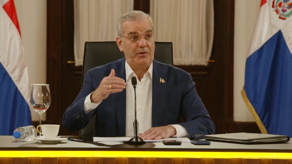 Presidente Luis Abinader hablando durante La Agenda Semanal sobre seguridad ciudadana y órdenes de arresto