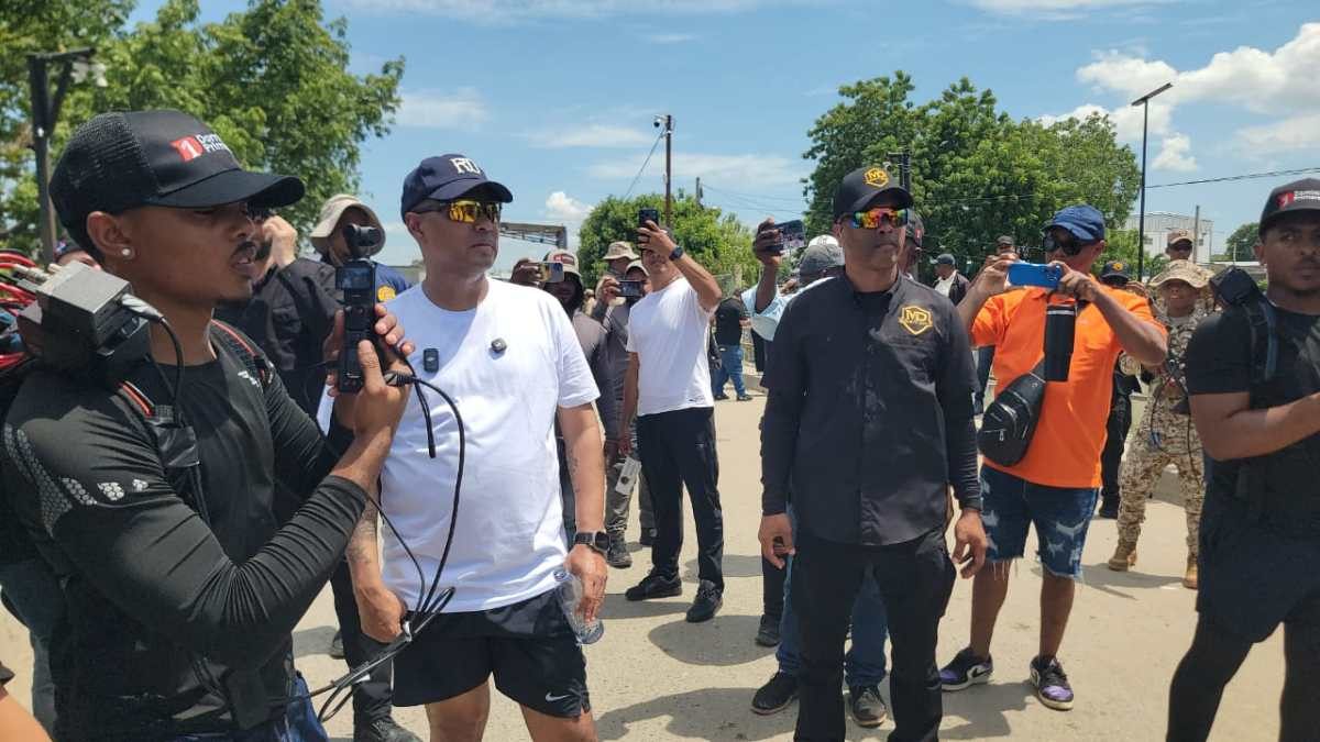 Santiago Matías Alofoke en recorrido por la zona fronteriza de Dajabón recolectando firmas para Dominicanos Primero