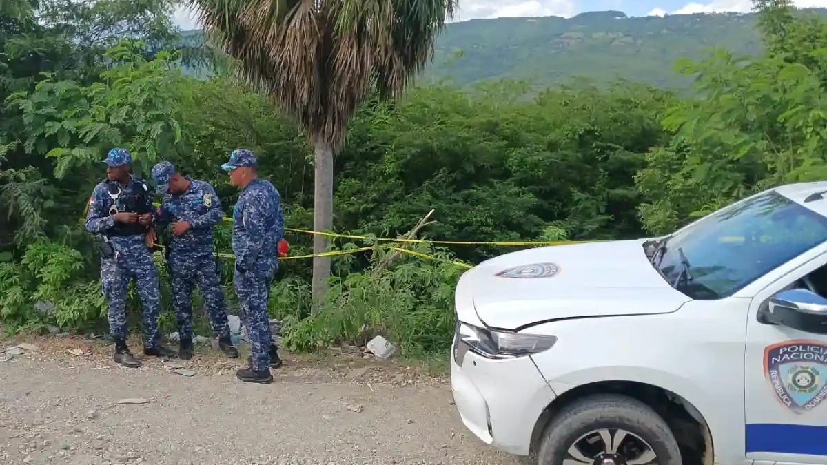 Agentes de la Policía Científica en la avenida Circunvalación Norte de Santiago, sector Jacagua, donde hallaron una osamenta humana