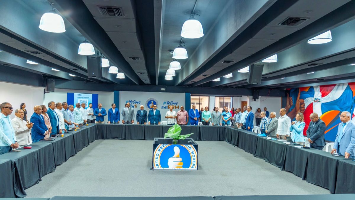 Directivos del PRM reunidos anunciando la apertura del padrón de militantes y reactivación de Verificate