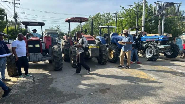 Propietarios de equipos pesados en Montecristi exigen pago de RD$80 millones al Ministerio de Agricultura