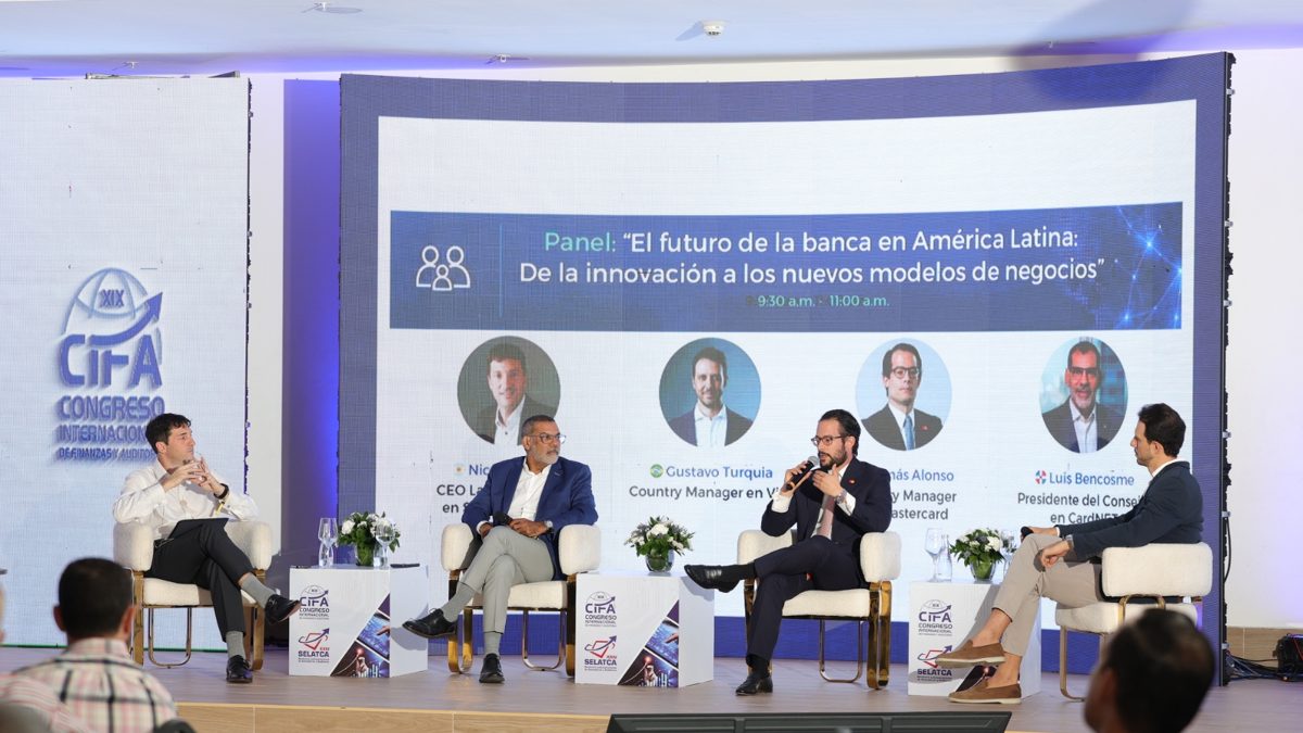 Ejecutivos de Visa, Mastercard y CardNET en panel sobre transformación digital bancaria en República Dominicana durante el CIFA 2025