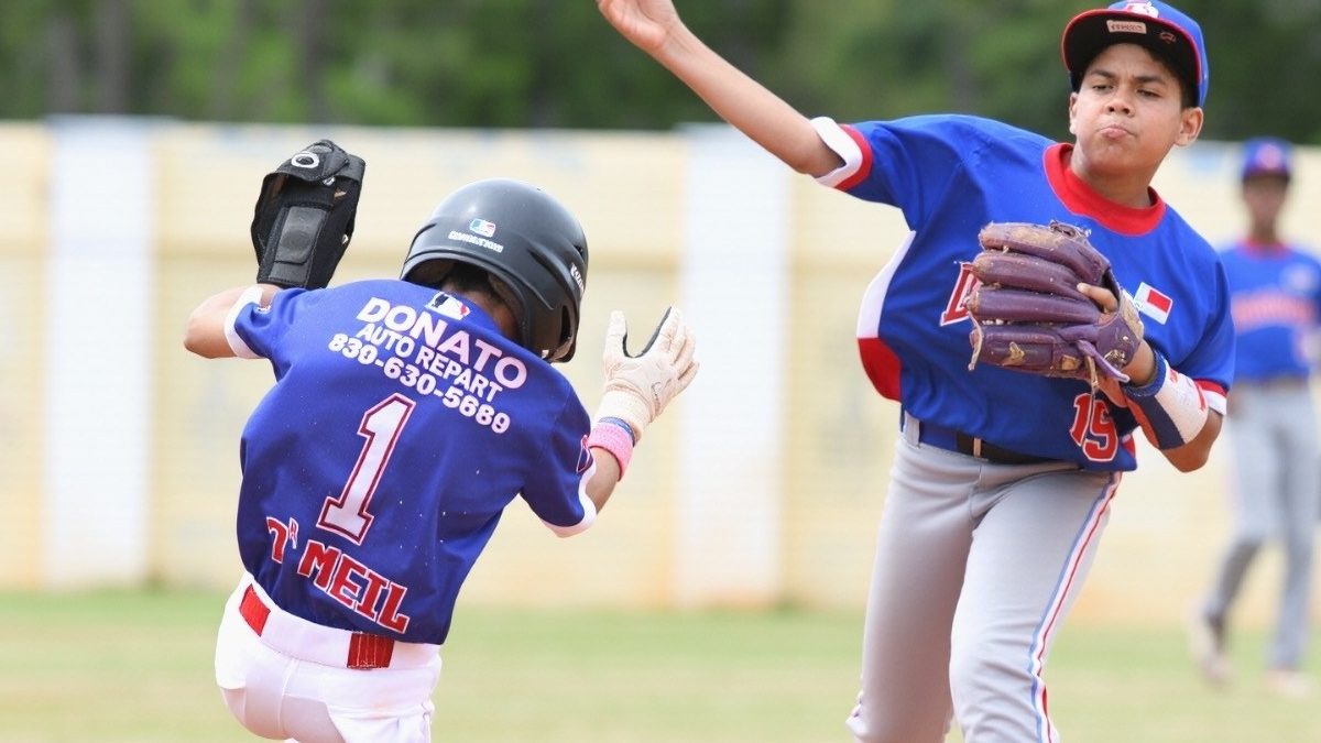 Niños peloteros dominicanos en el campo durante el Panamericano de Béisbol Infantil en el Centro Olímpico Juan Pablo Duarte