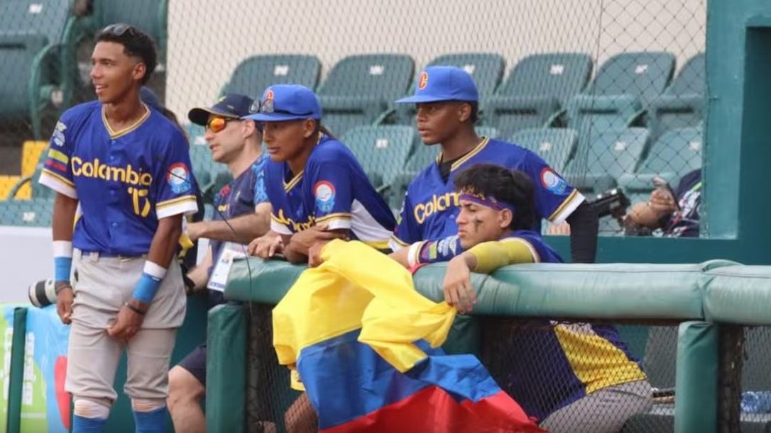 Peloteros jóvenes colombianos en el campo de béisbol durante un entrenamiento de la selección sub-18