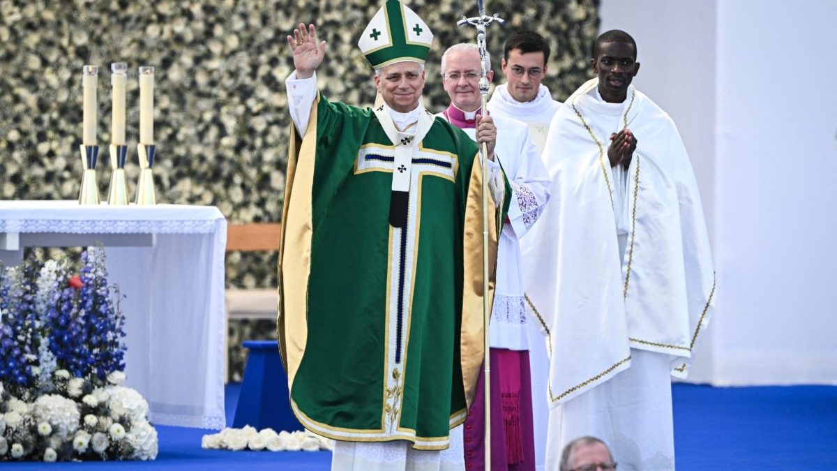Papa León XIV celebrando misa ante 150,000 fieles en la pradera del santuario de Lourdes, Francia