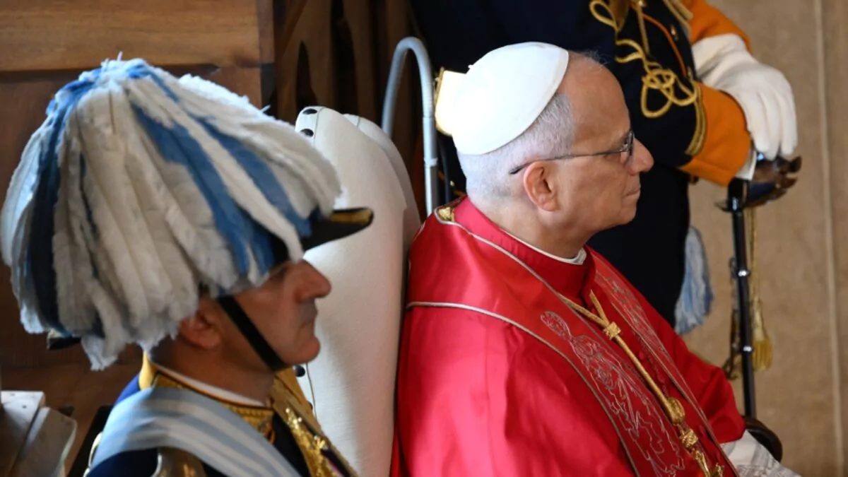 Papa León XIV saluda a las autoridades de San Marino en el Palacio Público durante su visita histórica por el centenario diplomático