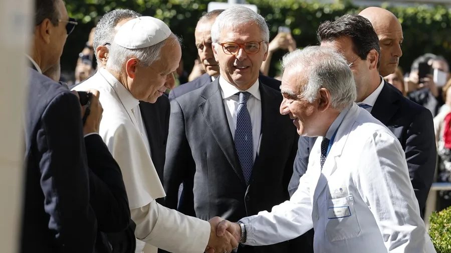 Papa León XIV llegando al Hospital Universitario Gemelli de Roma para ser operado de un nódulo en el pulmón