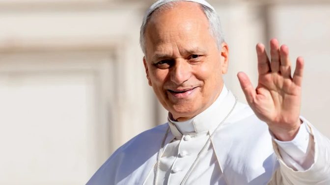 Papa León XIV saludando desde el balcón del Vaticano antes de su hospitalización en Roma