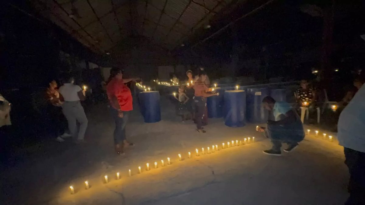 Trabajadores y vecinos de Oviedo encienden velas frente a las instalaciones de BG Investment Group en vigilia por la paralización de la empresa