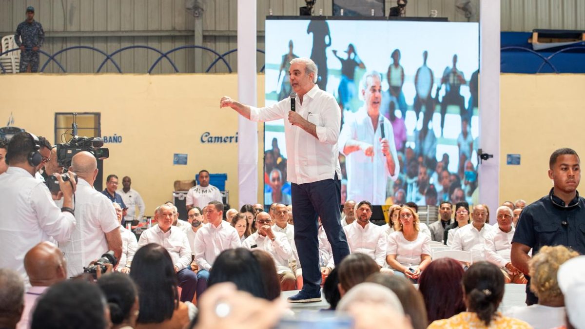 Presidente Luis Abinader durante acto en Santo Domingo Oeste anunciando traslado de Operaciones Especiales para construir parque