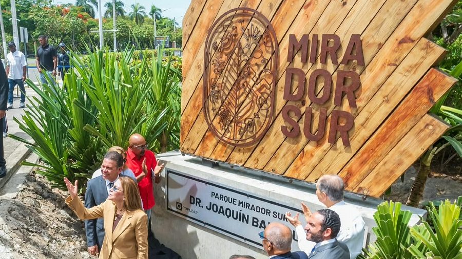 Carolina Mejía develizando la tarja con el nombre Parque Mirador Sur Joaquín Balaguer en Santo Domingo