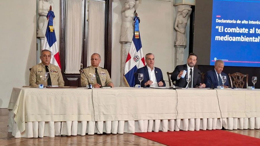 Presidente Luis Abinader firmando el decreto 615-26 sobre antiterrorismo y protección de parques nacionales