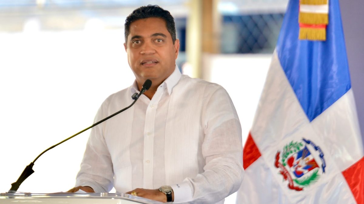 Ministro Kelvin Cruz en conferencia de prensa sobre la prohibición de partidos de fútbol haitiano en República Dominicana
