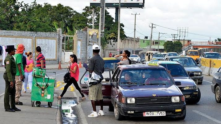 Mario Díaz, secretario general de FENATTRANSC, en rueda de prensa sobre tarifas del transporte público en Santo Domingo