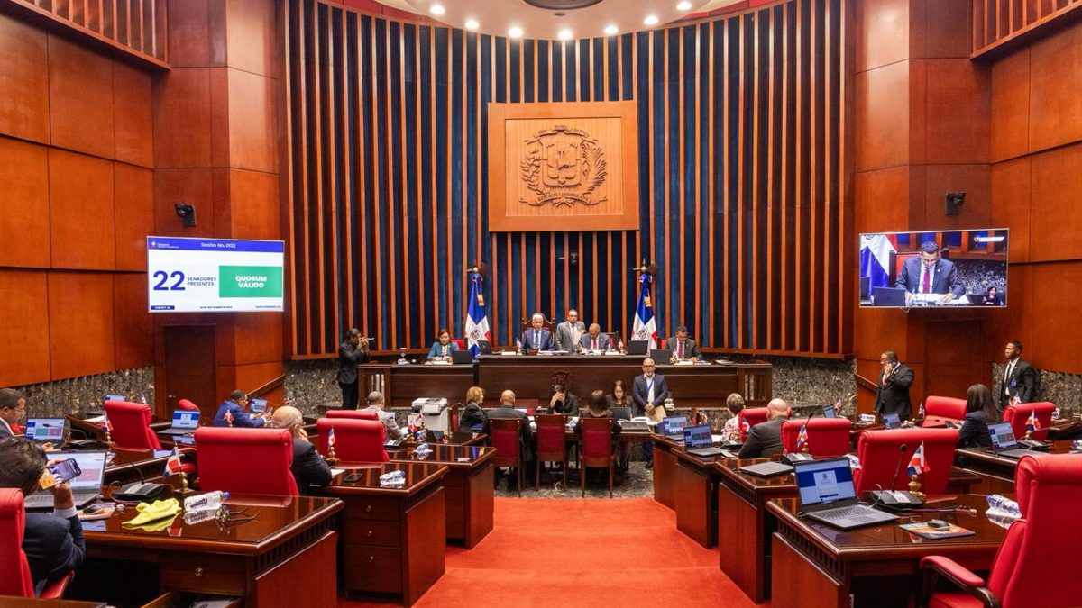 Senadores dominicanos durante sesión plenaria en el Senado de la República