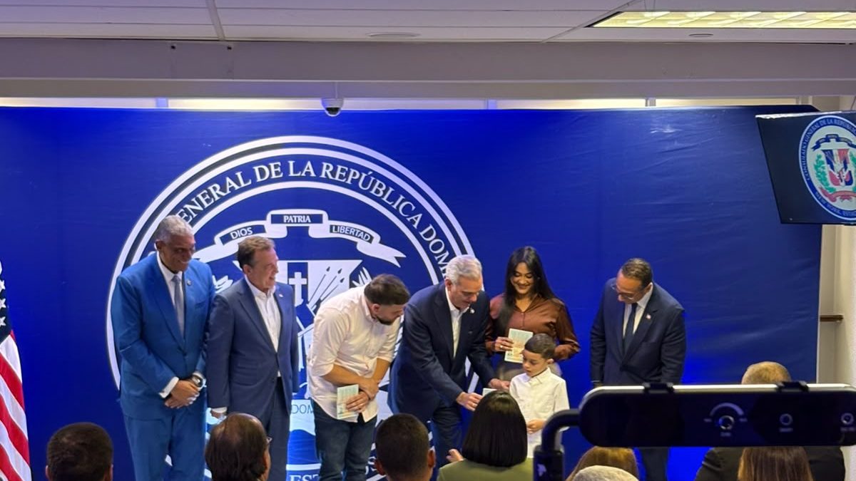 Presidente Luis Abinader entrega primer pasaporte biométrico dominicano en el Consulado General en Nueva York