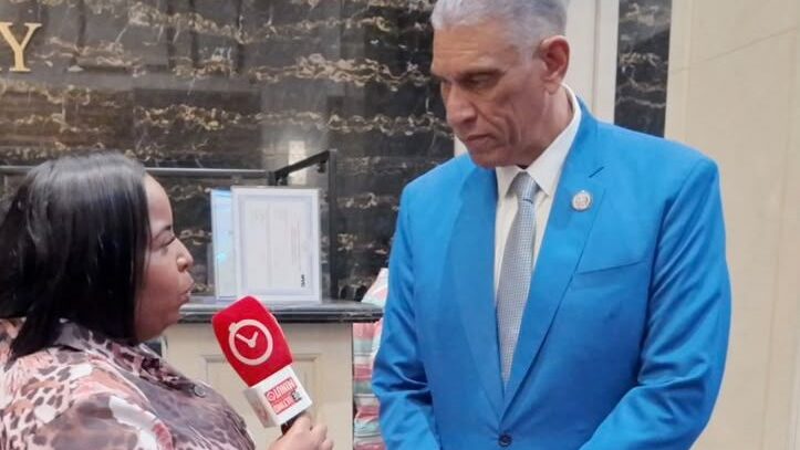 Cónsul dominicano en Nueva York presenta el nuevo pasaporte biométrico con seguro de repatriación