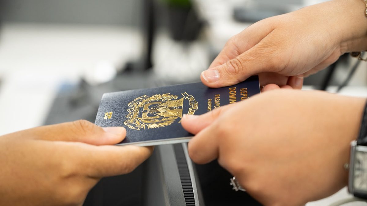 Director general de Pasaportes Lorenzo Ramírez en el lanzamiento del pasaporte electrónico dominicano en Milán, Italia