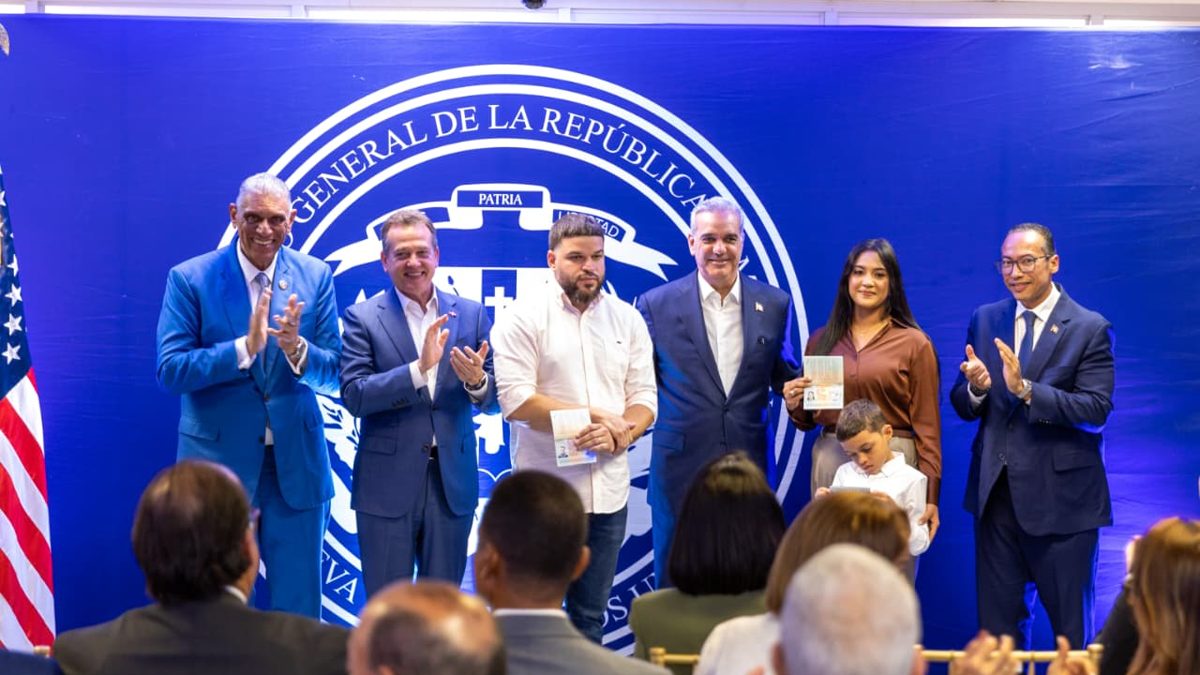 Presidente Abinader entregando el pasaporte electrónico dominicano a residentes en Nueva York