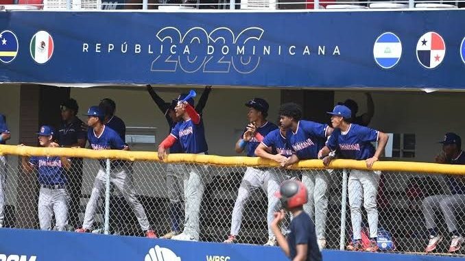 Jugadores de la selección dominicana Sub-18 de béisbol en el campo durante el Campeonato Panamericano WBSC
