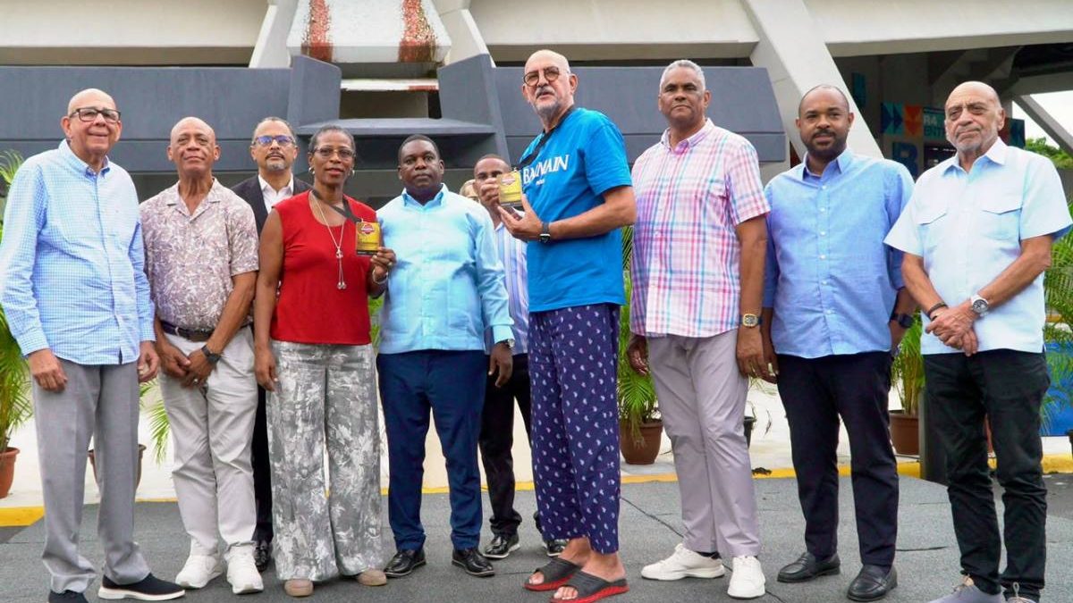 Edwin Castillo, presidente de la Abadina, entrega pases vitalicios a leyendas del baloncesto dominicano en la Arena BanReservas