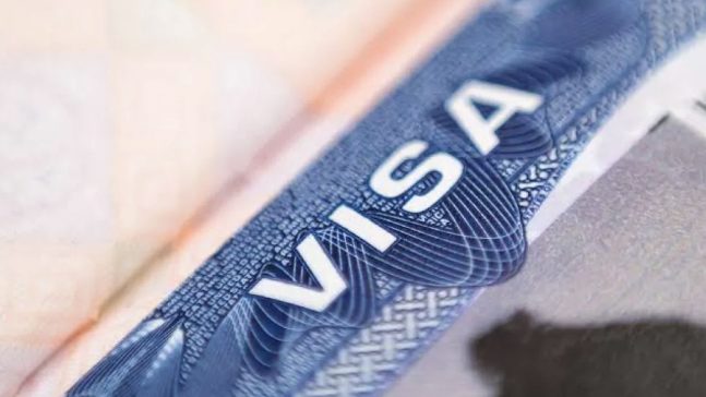 Solicitantes de visa frente a la embajada de Estados Unidos en Santo Domingo