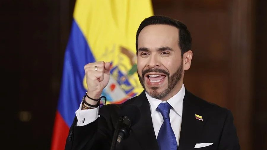 Presidente colombiano Abelardo de la Espriella firmando resoluciones que cierran las mesas de diálogo de paz total