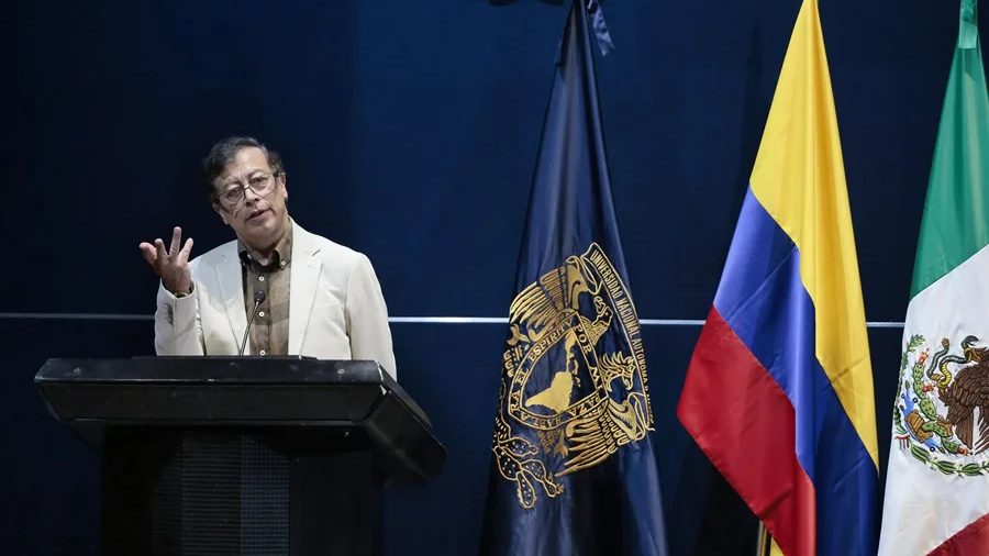 Gustavo Petro durante conferencia magistral en la UNAM en Ciudad de México