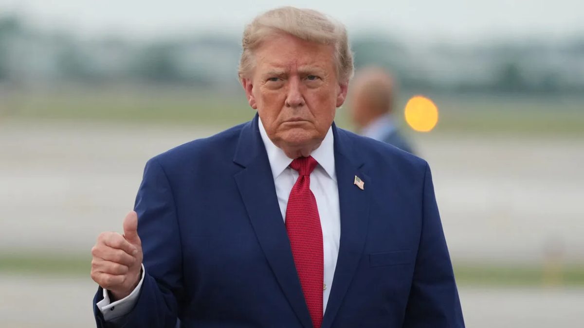 Donald Trump hablando con periodistas en Irlanda mientras condiciona la retirada de EE.UU. de Irán
